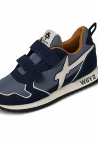 Sneaker blu navy realizzato in materiali scamosciati e sintetici, con un logo bianco, due cinturini in velcro e una suola in gomma nera testurizzata.