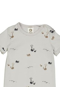 Bavlněný dětský overal světle šedé barvy s mnohobarevnými vzory velryb a deštníků. Má kulatý výstřih a zapínání na druky na rameni.