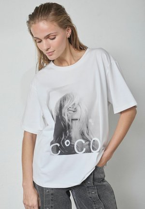CHIC BOX TEE - Apdrukāts T-krekls - white