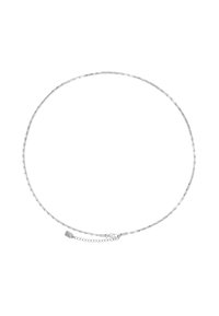 Zilveren ketting met een delicate, gestructureerde vormgeving en een kleine geometrische hanger bij de sluiting, voorzien van een verstelbare lengte.