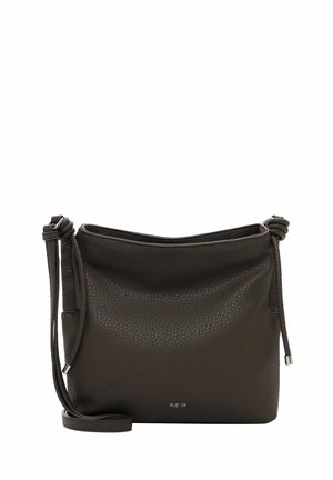 Sac en bandoulière en cuir brun foncé à texture granuleuse, avec une texture douce, une bandoulière nouée et un marquage minimal à l'avant.