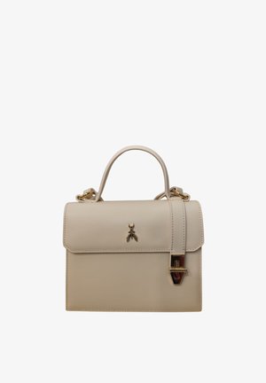 Borsa a mano in pelle beige con manico superiore, emblema d'insetto dorato sulla patta anteriore e fibbia dorata sulla chiusura della tracolla.