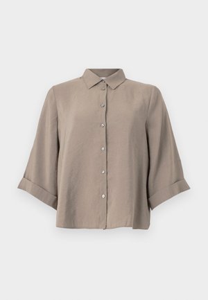 Taupekleurig overhemd met knopen en driekwart mouwen, voorzien van een klassieke kraag, afgebeeld tegen een witte achtergrond.