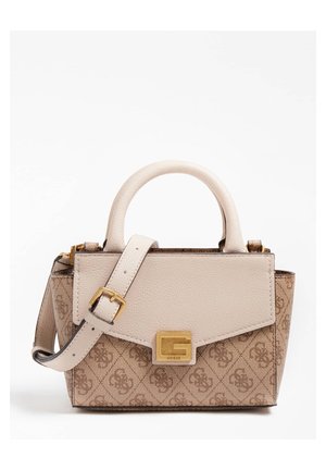 Beige og brun Guess håndtaske med mønstrede sider, guldfarvet logo-lås, håndtag på toppen og justerbar skulderrem med spænde.