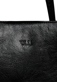 Bolso tote de cuero negro texturizado con el logo en relieve "W.11" centrado debajo del borde superior y dos asas delgadas negras.