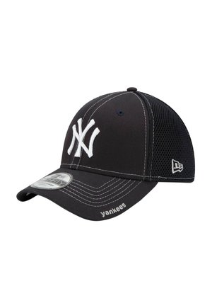 Schwarze New York Yankees Baseballkappe mit weißem Logo, Netzrücken und dem auf dem Schirmrand bestickten Text "Yankees".