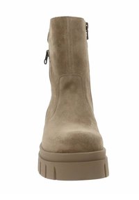 Bottines en daim, couleur taupe, semelle épaisse avec des rainures, détail de fermeture éclair sur le côté, bout arrondi, design minimaliste.