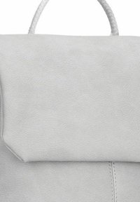 Mochila de cuero gris con solapa plegable, que presenta un material texturizado y un diseño sencillo. Incluye un asa superior para llevarla.