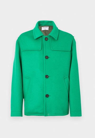 Chaqueta verde de mezcla de lana con cuello clásico, cierre de botones, dos bolsillos laterales y un diseño estructurado. Textura suave y peso medio.