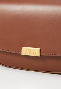 Tommy Hilfiger ICONIC CROSSOVER - Kabelka - winter cognac