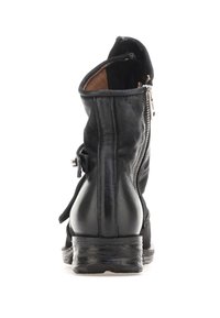 Botín de cuero negro hasta el tobillo con un cierre de cremallera en el lateral, que presenta una puntera redondeada y un tacón bajo y texturizado.