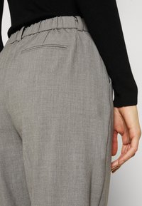 b.young BYDanta - Chino hlače - light grey melange