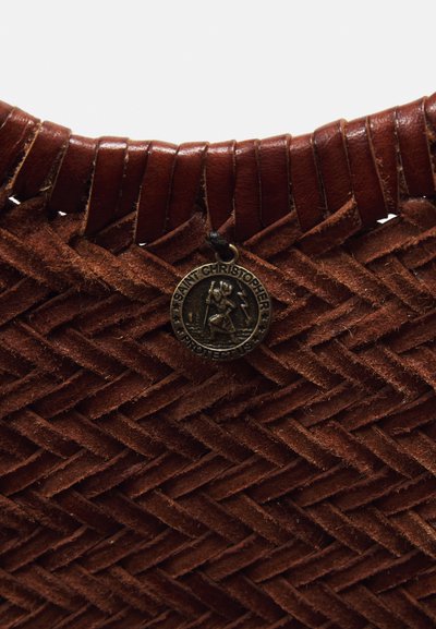Borsa in pelle intrecciata marrone con un design testurizzato, dotata di un charm rotondo di San Cristoforo attaccato per un tocco di stile.