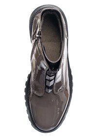 Stivaletto alla caviglia in vernice marrone con chiusura a zip, pannelli strutturati e suola spessa in gomma nera. Superficie liscia con dettagli a contrasto.