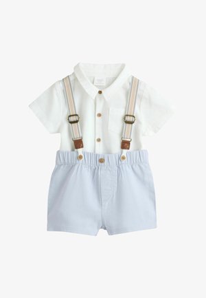 Bijela košulja kratkih rukava s ovratnikom i smeđim gumbima, svijetloplave kratke hlače i prugaste naramenice pričvršćene smeđim kožnim detaljima.