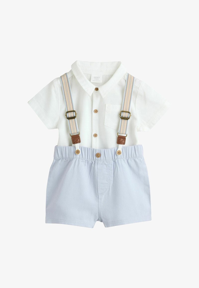 Chemise blanche à manches courtes avec col et boutons marron, short bleu clair et bretelles rayées attachées avec des accents en cuir marron.