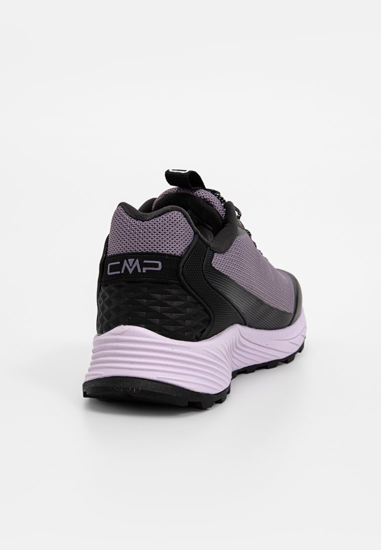 Scarpe sportive viola e nere con una parte superiore testurizzata, tessuto a rete e suola scanalata. Presentano un logo sul retro e una linguetta nella parte superiore.