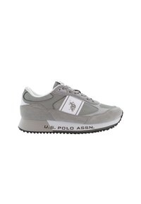 Šedá sportovní bota se směsí semišových a síťovaných materiálů, vybavená bílým emblémem a černou gumovou podrážkou s brandingem "U.S. Polo Assn."