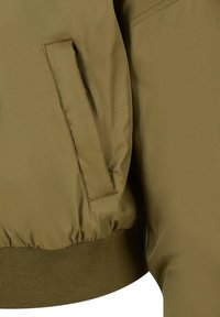 Giubbotto bomber verde oliva con superficie texturizzata, vita elasticizzata e tasca laterale, caratterizzato da linee pulite e un design snello.