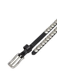 Schwarzer Leder-Gürtel mit silberfarbener Schnalle und einer Reihe von strukturierten runden Perlenakzenten entlang des Riemens. Glatte Oberfläche, strapazierfähiges Design.