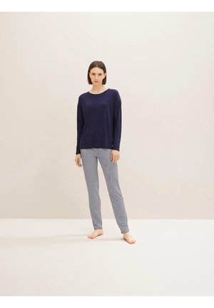 Marinblå långärmad topp i kombination med grå och vita randiga pyjamasbyxor, med en avslappnad passform och mjukt tyg genom hela plagget.