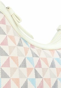 Witte tas met een driehoekig patchworkpatroon in pastelkleuren. Het ontwerp bevat accenten in roze, blauw en zwart met een gladde textuur.