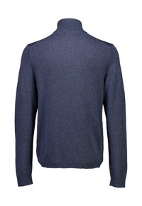 Maglione pullover di un blu navy scuro in una morbida maglia, con collo alto e maniche lunghe. Design semplice senza motivi o accessori visibili.