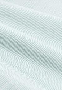 Tissu bleu clair avec des rayures en vagues, présentant une texture douce et un éclat subtil. Le motif crée une apparence fluide et dynamique.