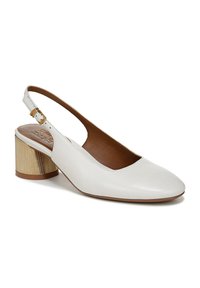 Chaussure slingback en cuir blanc avec un bout rond et un petit talon bloc doré texturé. Bride réglable à la cheville avec une boucle en détail.