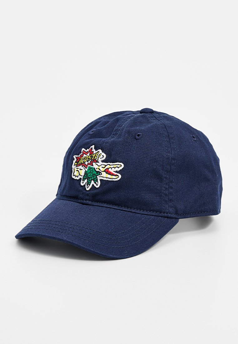 Gorra de béisbol azul marino hecha de algodón, con un diseño bordado de un cocodrilo multicolor con texto y una visera curva.