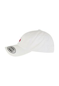 Gorra de béisbol blanca con visera curvada, que presenta un logotipo rojo bordado. Fabricada en algodón, con orificios de ventilación y correa ajustable en la parte posterior.