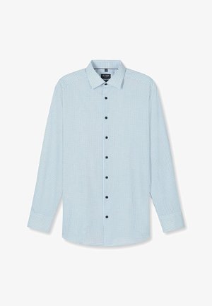 Hellblaues langärmliges Hemd mit kleinen schwarzen Punkten und spitzem Kragen, flach auf weißem Hintergrund ausgebreitet.