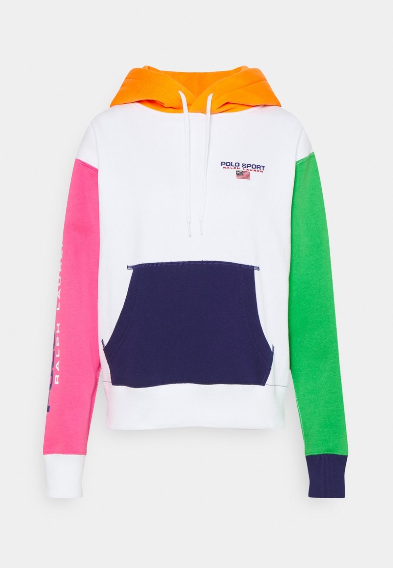 Barevná mikina s kapucí, která má bílou tělesnou část, zelené a růžové rukávy, oranžovou kapuci, námořnickou kapsu a text s logem. Vyrobena z měkké tkaniny a má volnější střih.