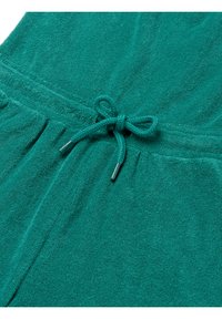 Teal színű törölköző anyagú ruha, állítható derékkal, texturált felülettel és fémes kiegészítőkkel a húzózsinóron.