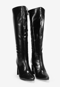Botas de cuero negro hasta la rodilla con un acabado brillante, punta afilada y tacón grueso. Cuenta con una cremallera lateral para facilitar su uso.
