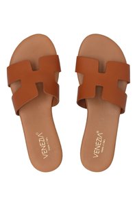 Brune læder slide-sandaler med brede, krydset remme. Har en glat overflade og flad sål. Logo trykt på den ene indersål.
