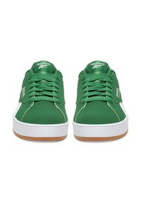 Para zielonych trampek Reebok z białymi śródpodeszwami i podeszwa gumową, widzianych z przodu.