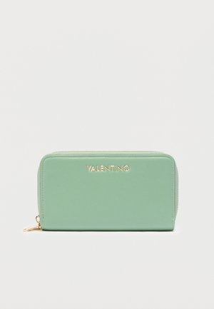 Zielony skórzany portfel z logo „VALENTINO” w kolorze złotym, prostokątny kształt, gładka faktura oraz zamek błyskawiczny. Minimalistyczny design bez dodatkowych zdobień.