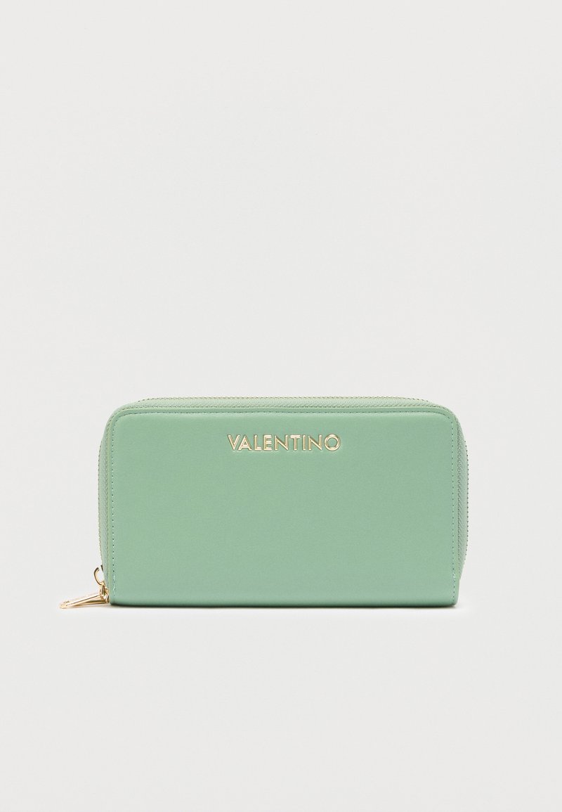 Zaļā ādas maks ar zelta "VALENTINO" logotipu, taisnstūra formu, gludu tekstūru un rāvējslēdzēja aizdari. Minimali dizains bez papildu rakstiem.