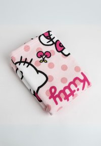 Manta de forro polar en color rosa con puntos y un diseño de personaje de dibujos animados. Presenta detalles de contorno en negro y letras en rosa. Doblada.