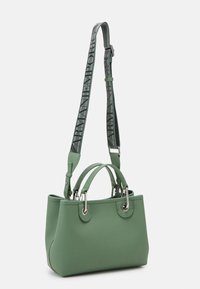 Zielona torebka ze skóry z fakturą, srebrnymi elementami, dwoma górnymi uchwytami oraz regulowanym paskiem z czarnym logo.