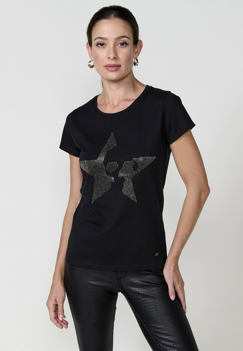 Zwarte katoenen t-shirt met een getextureerd metallic sterontwerp. Korte mouwen, ronde halslijn en een subtiel logo aan de zoom.