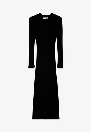 Czarna dzianinowa sukienka z rybrowanym wzorem, z długimi rękawami, dopasowanym kształtem, okrągłym dekoltem i nieco postrzępionym dołem.