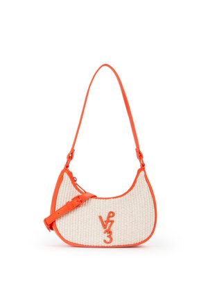 Petit sac à main tissé en forme de croissant avec un galon orange vif, une bandoulière réglable et un logo V73 orange sur le devant.