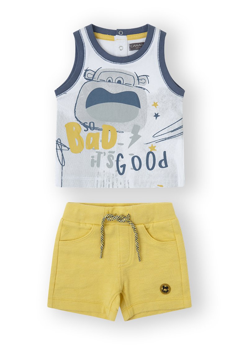 Camiseta sin mangas blanca con detalles azules y texto gráfico, combinada con pantalones cortos amarillos con bolsillos y cordón. Tejido de algodón suave.