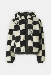 Chaqueta de forro polar a cuadros en blanco y negro con capucha, cremallera frontal, puños y dobladillo elásticos, y pequeños diseños de caras sonrientes circulares en el frente.