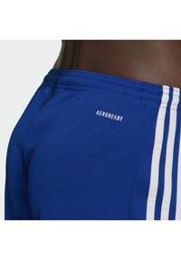 Plave atletske kratke hlače izrađene od lagane tkanine s bijelim bočnim trakama i logom "AEROREADY" straga.