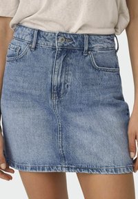 Gonna di jeans azzurro chiaro, aderente in vita con una silhouette dritta. Presenta una chiusura con bottoni anteriori e due tasche laterali.