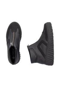Bottes noires en cuir avec un dessus texturé, fermeture éclair sur le côté, et semelle en caoutchouc avec des rainures et un détail de logo sur le talon.
