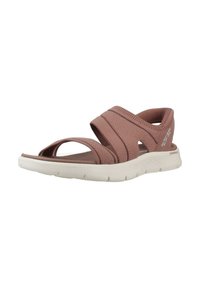 SandaL de tela rosa con tres tiras elásticas, diseño de Punta abierta y suela blanca acolchada con acentos texturizados. Ligera y flexible.